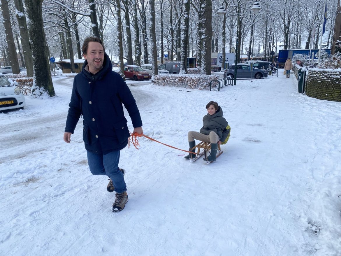 Sleeën, strooizout en sneeuwschuivers  in recordtijd uitverkocht in regio