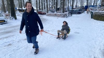 Sleeën, strooizout en sneeuwschuivers  in recordtijd uitverkocht in regio
