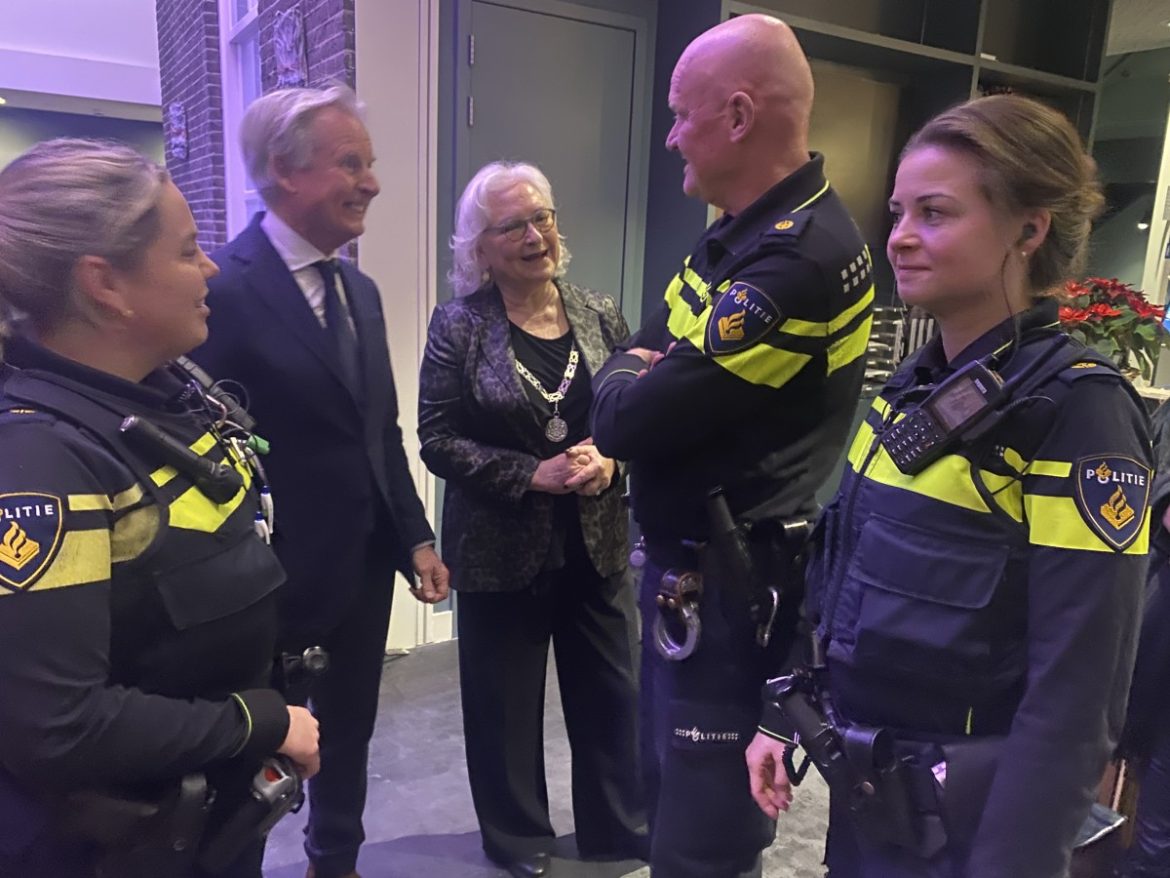 Wijkagent Michelle neemt taken over van vertrekkende collega Remco. Pop up voor vandaag afgelast