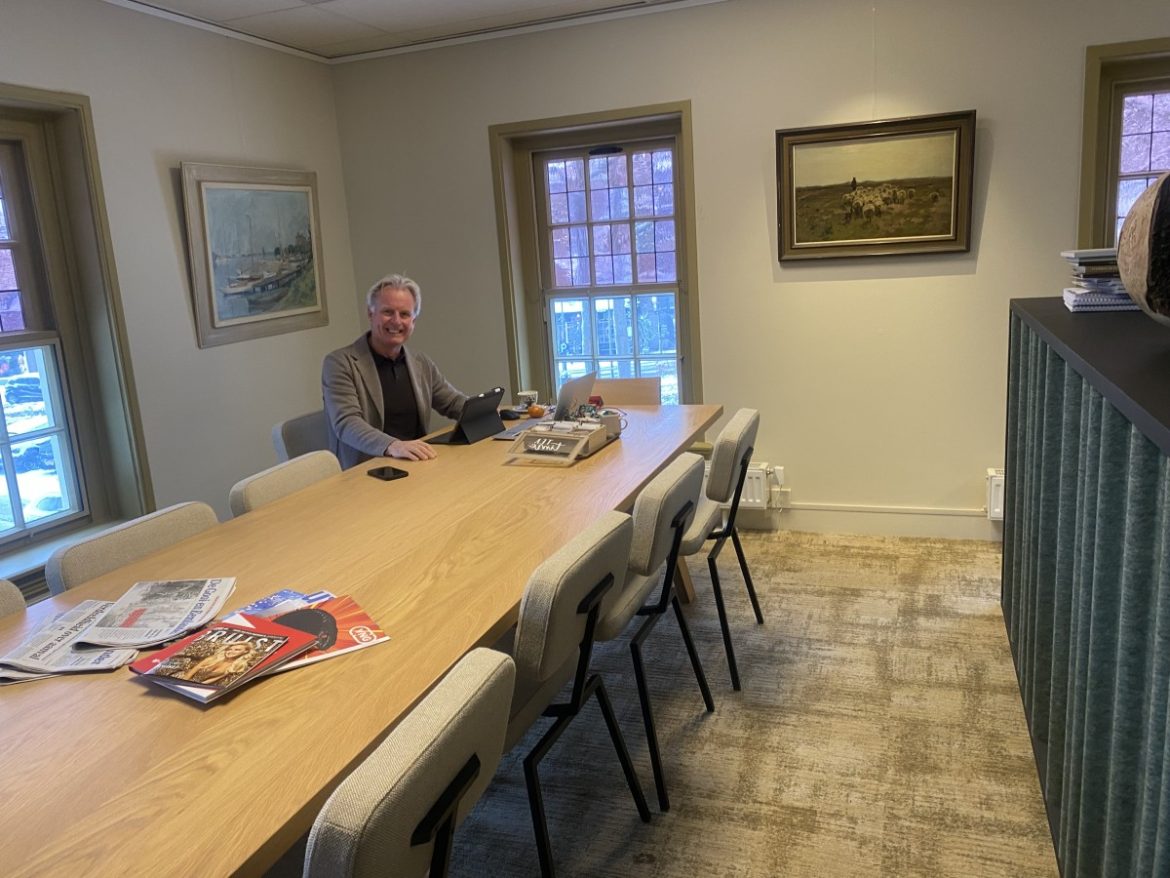 Jan past intussen op de winkel…