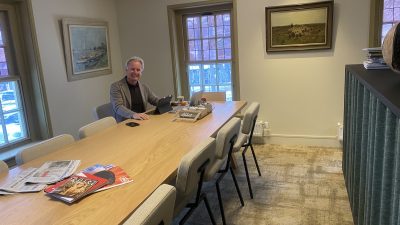 Jan past intussen op de winkel…