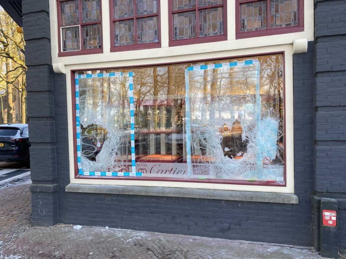 Tweede snelkraak in vier maanden bij De Valk Hensbergen Opticiens in Laren. ’Ze hebben een ravage achtergelaten, het is een drama’