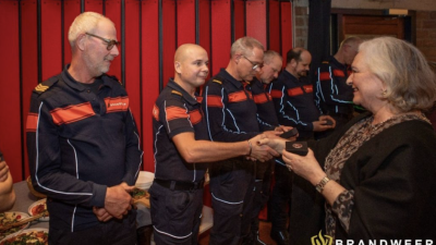Een avond van waardering en trots: dertien brandweervrijwilligers van post Laren ontvangen oorkonde