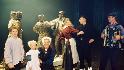 Omwonenden willen De Klepperman van Elleven niet voor de deur, beeldengroep zou nu moeten uitwijken naar de Barbiersweg/Eemnesserweg