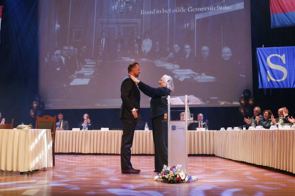 Robert van Rijn geïnstalleerd als burgemeester van Laren