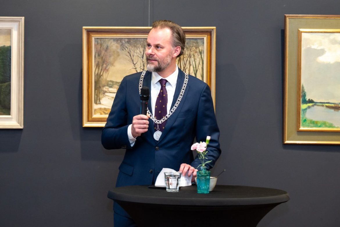 Opening door burgemeester  van expositie gemeentelijke kunstcollectie