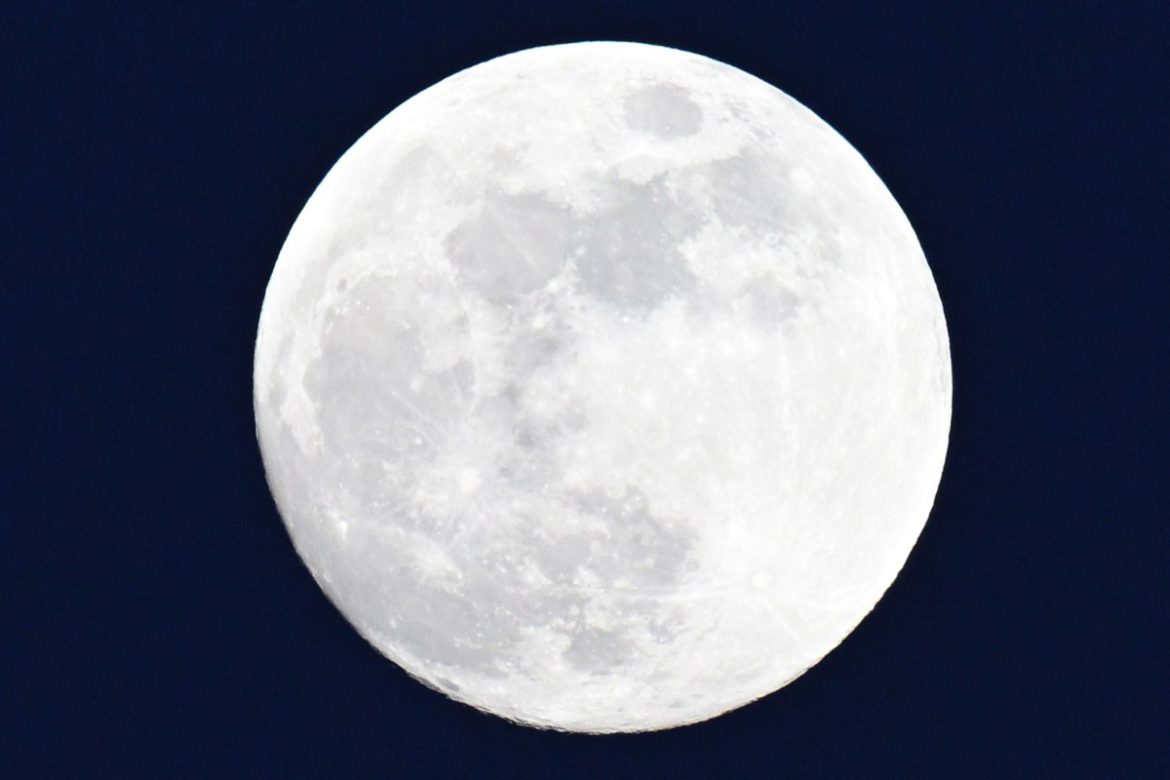 Volle maan boven Laren