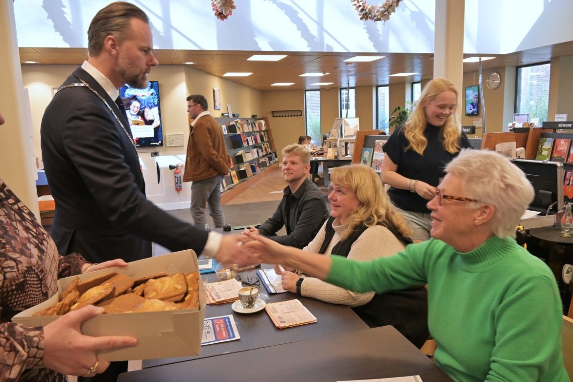 Burgemeester Robert van Rijn komt de stembureaus langs met waardering en gevulde koeken