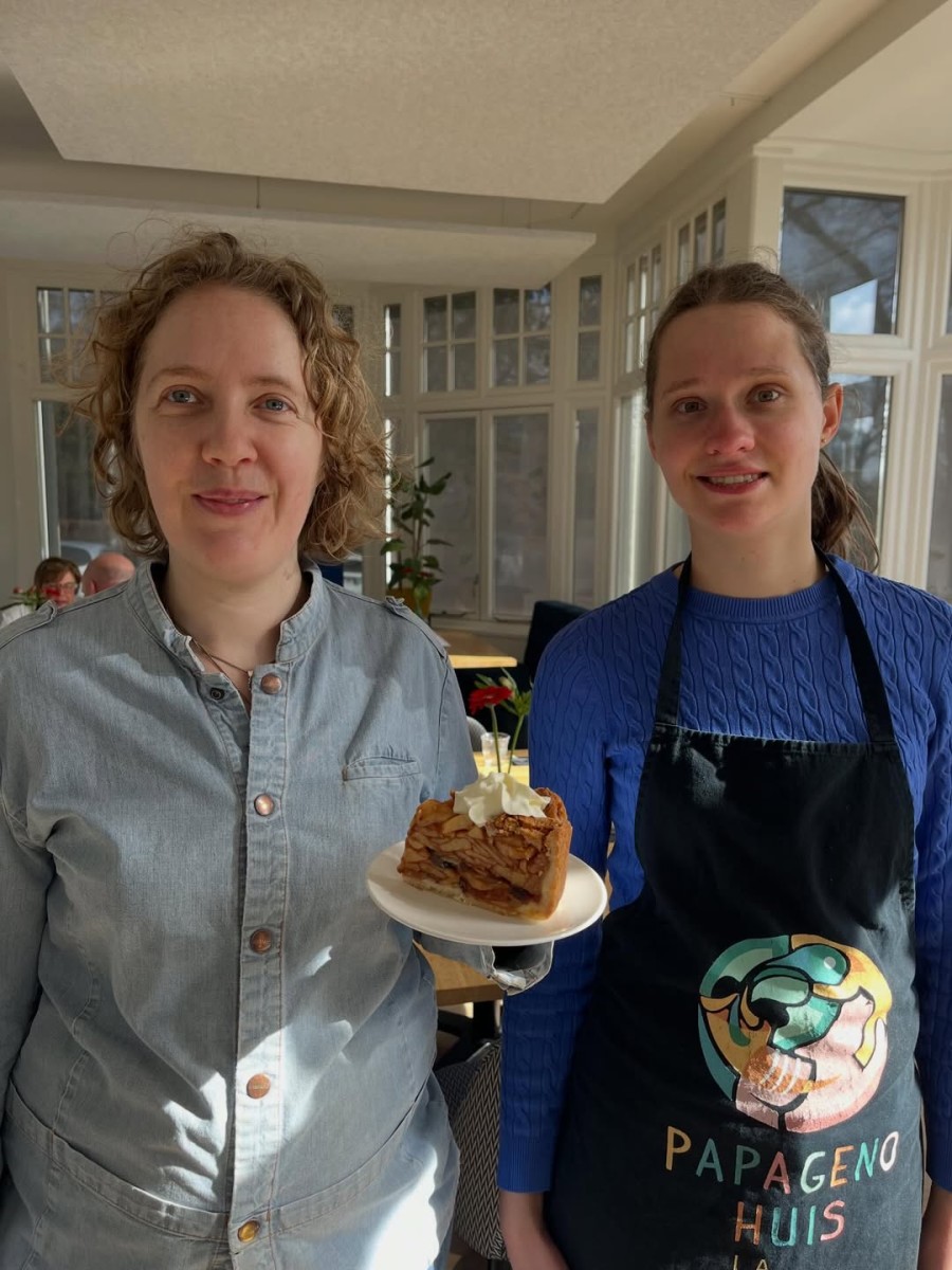 Zonnig weer, verse appeltaart en de geur van koffie… een betere combinatie is er bijna niet.