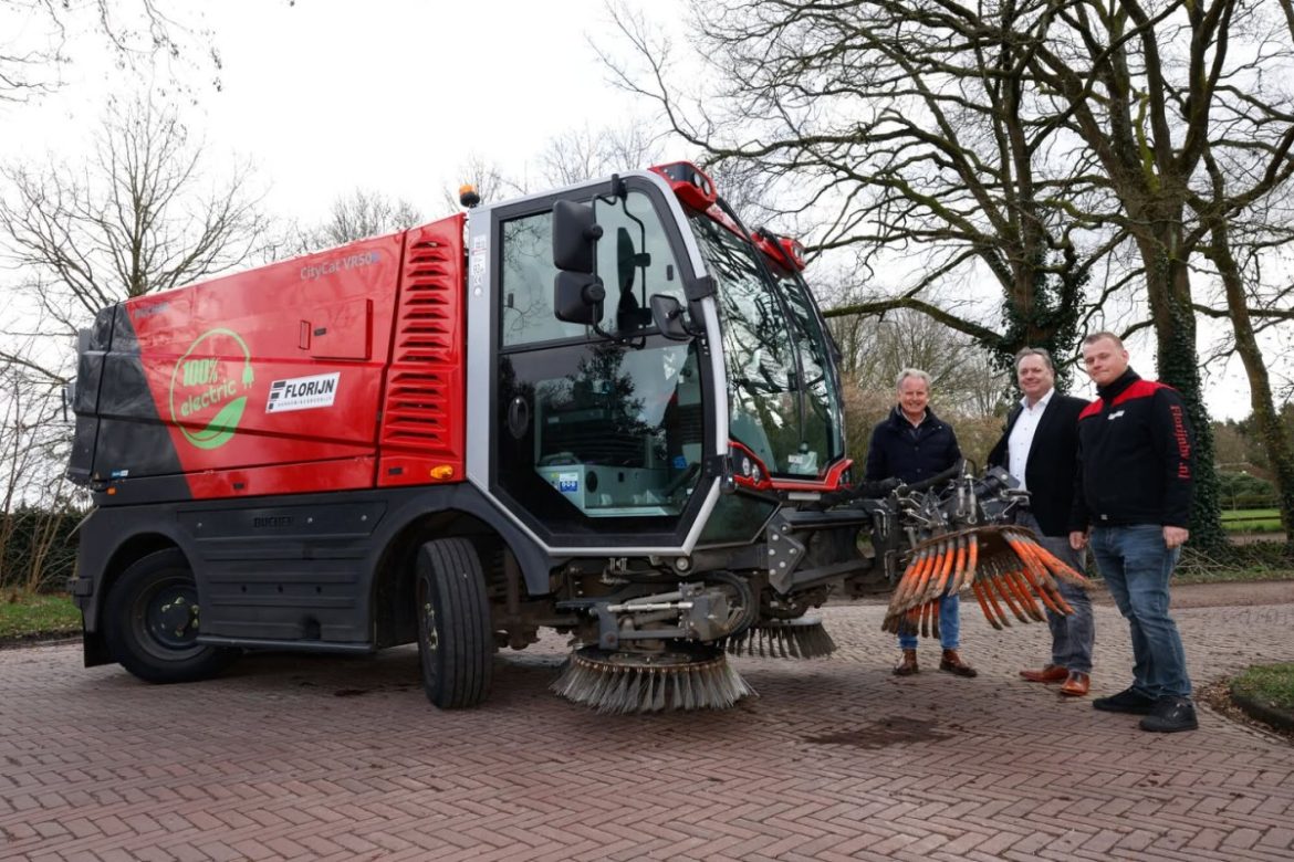 Met kokend water gaat Laren het onkruid te lijf