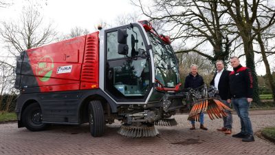 Met kokend water gaat Laren het onkruid te lijf