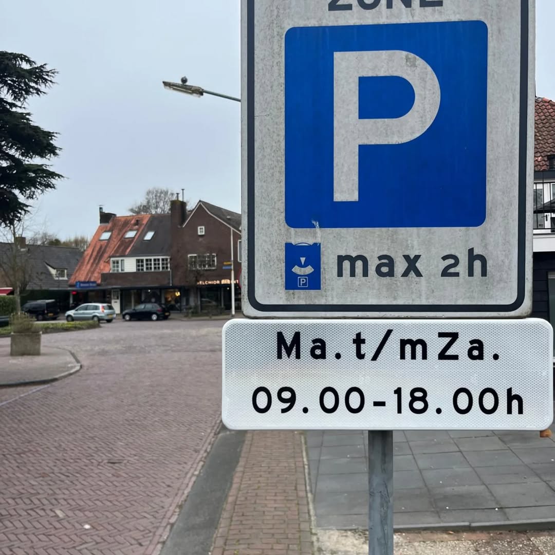 Gemeente Laren vervangt alle bordjes blauwe zone