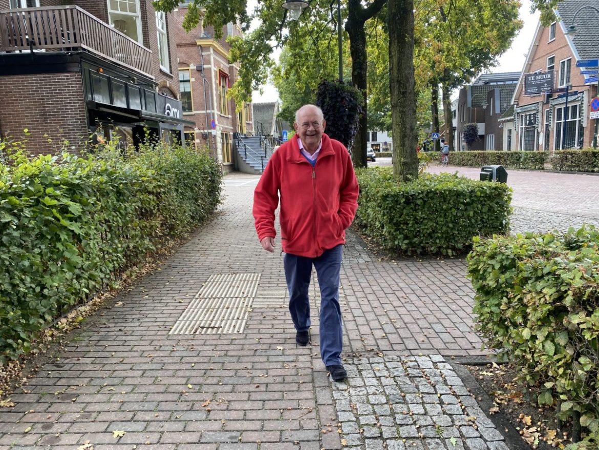 Bol-an feliciteert de aardigste man van Laren