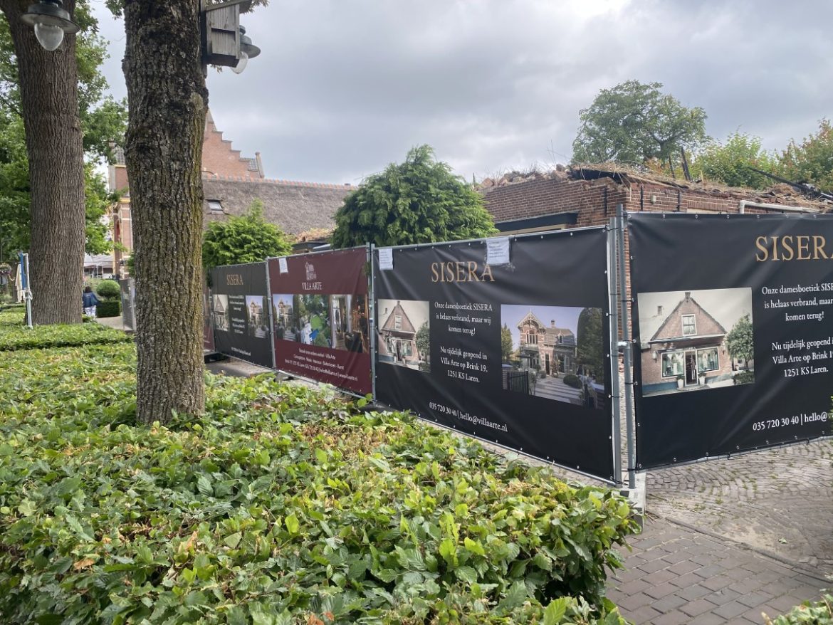 Herstel afgebrande boerderij Laren eindelijk in zicht na maandenlange stilstand: pandeigenaar wil zo snel mogelijk starten
