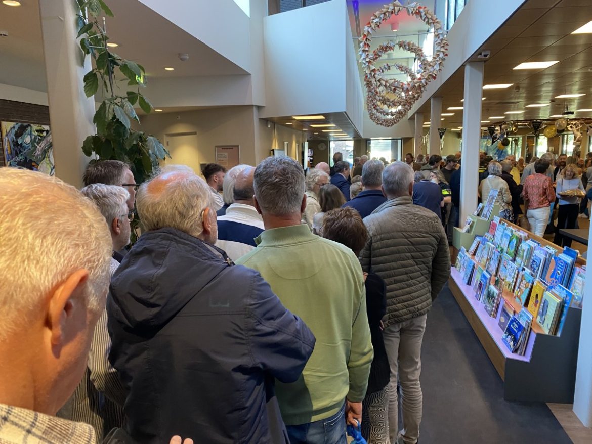 ( fotorepo) Warm afscheid van met pensioen gaande wijkagent Remco Wessels