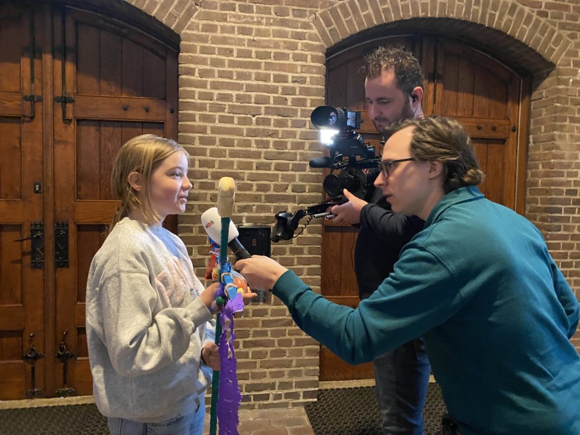 Jeugdjournaal filmt Palmpaas kinderen in St.Jansbasiliek