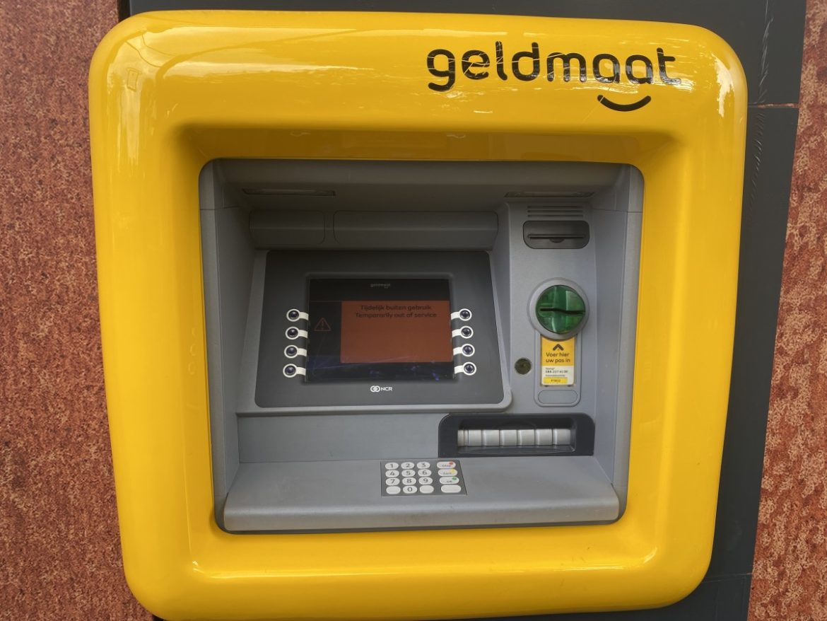 Explosie bij geldautomaat op Plein 1945 in Laren, politie op zoek naar twee daders. Nog geen aanhoudingen