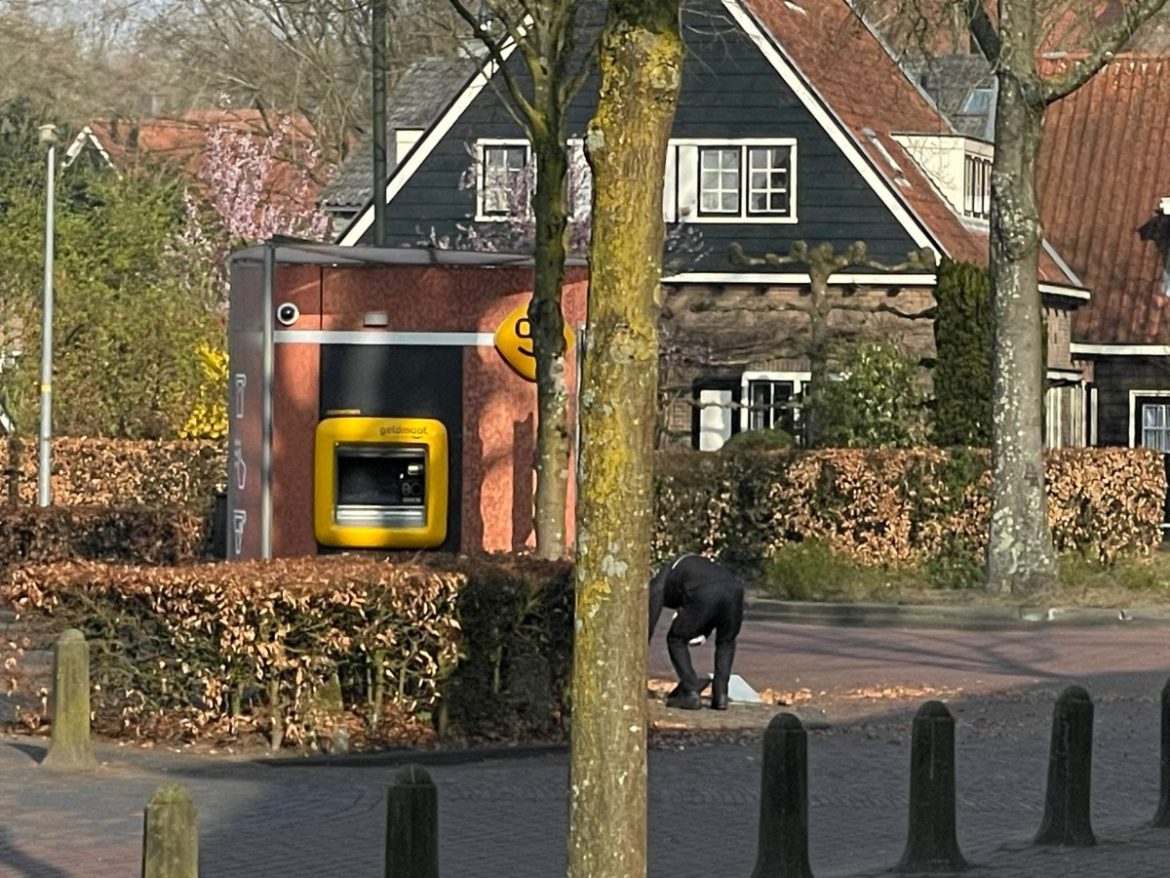 Explosie bij geldautomaat op Plein 1945 in Laren, politie op zoek naar twee daders. Nog geen aanhoudingen