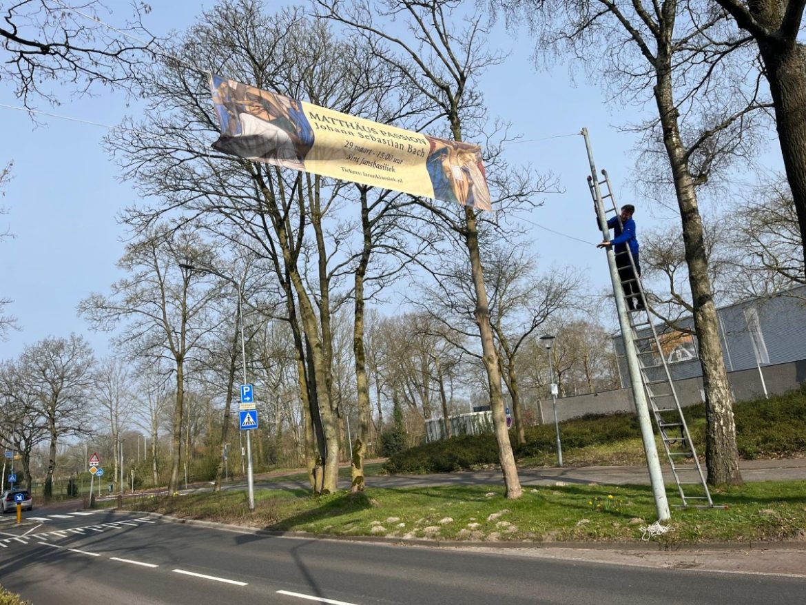 De spandoeken voor de Matthäus Passion ( zondag a.s.) hangen weer