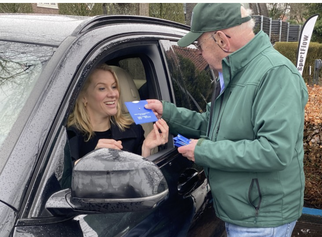 Larens Behoud deelt handige parkeerschijven uit