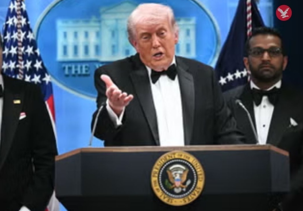 Donald  en Melania Trump geëvacueerd van Correspondents’ Dinner Witte Huis nadat gewapende man begint te schieten; verdachte aangehouden