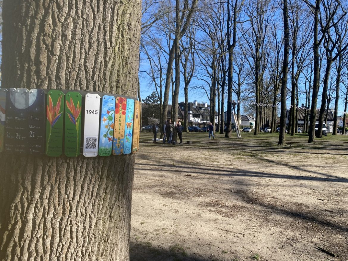 Herdenkings bordjes en  tijdelijk Holocaust- zakdoekenmonument  hangen weer op de Brink ivm 4 mei
