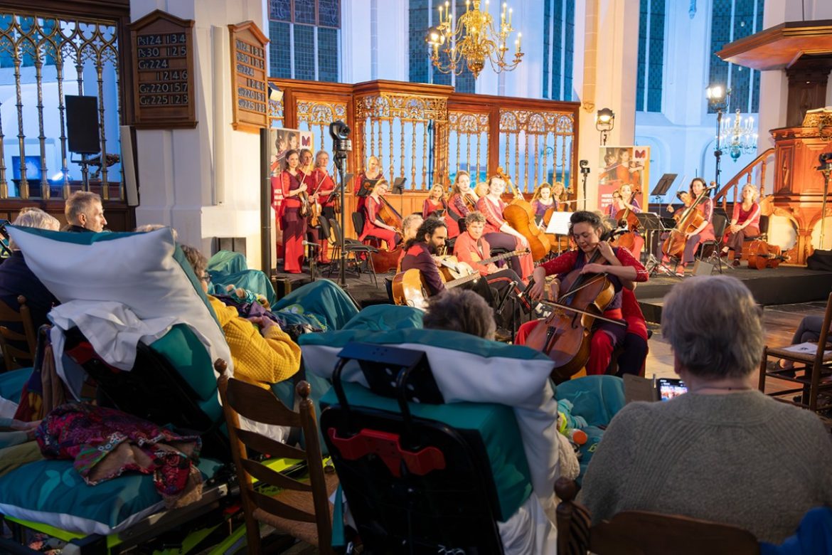 Patiënten met Stichting Ambulance Wens naar jubileumconcert Muziek aan Bed