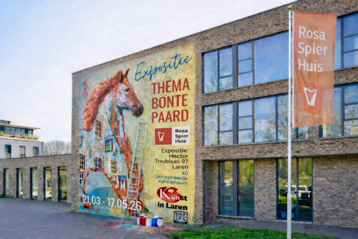 Gigantische gevelbeschildering met ‘Bonte Paard’ zorgt voor serieuze opschudding rond Rosa Spier Huis in Laren