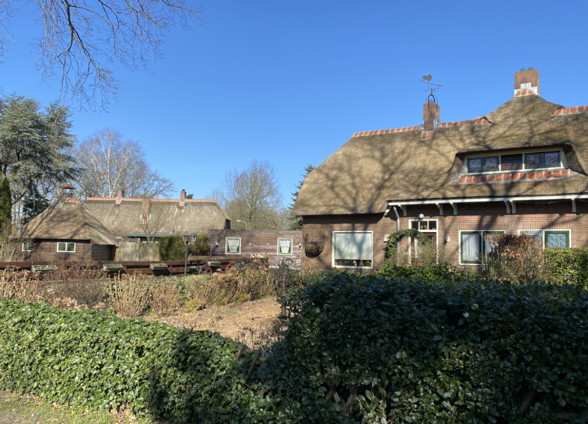 Onzekerheid over toekomst Erfgooierswoningen: verkoop en herontwikkeling in beeld