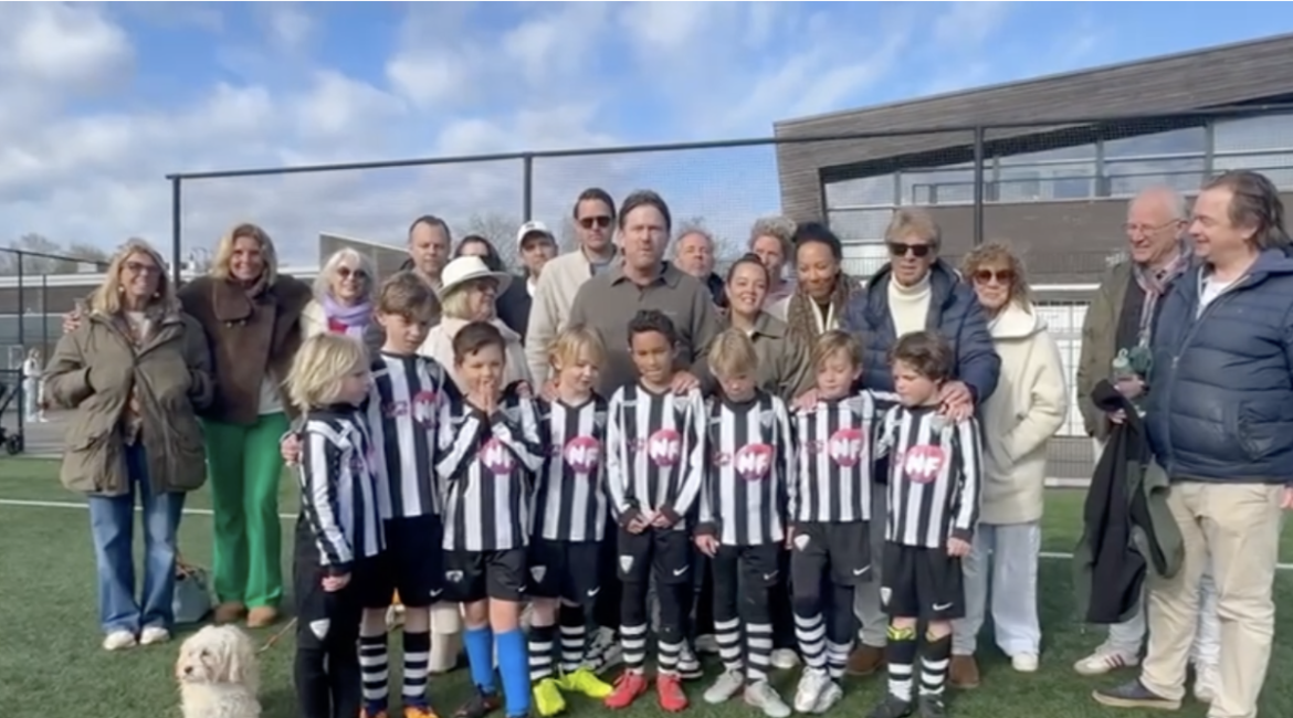 Oproep Johnny de Mol: ‘Het is 1 voor 12 bij sv. Laren ’99!’