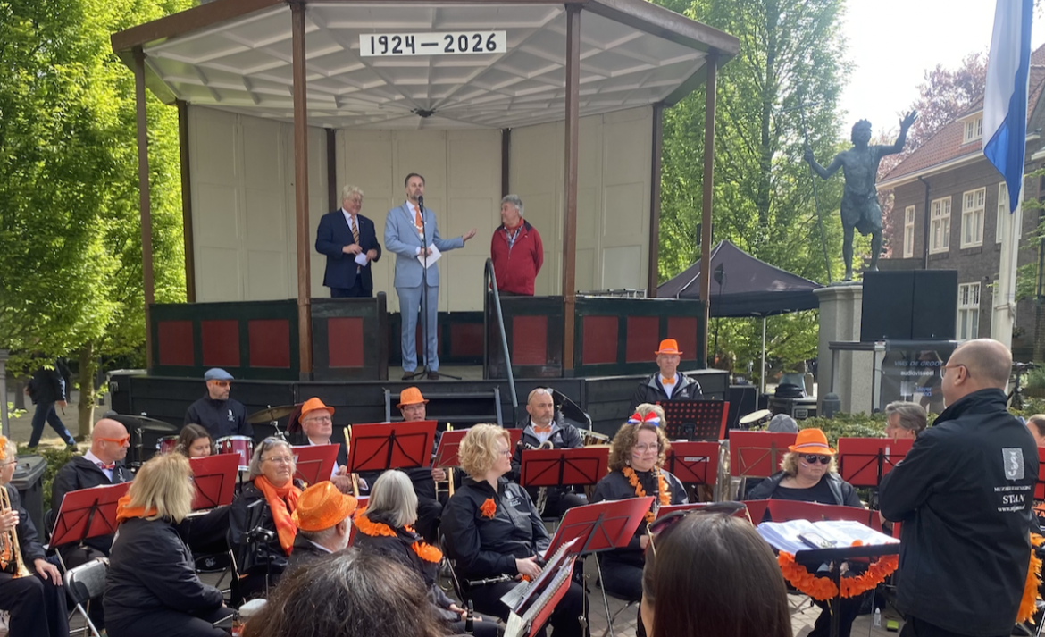 (fotorepo) Grote opkomst bij aubade voor de Koning