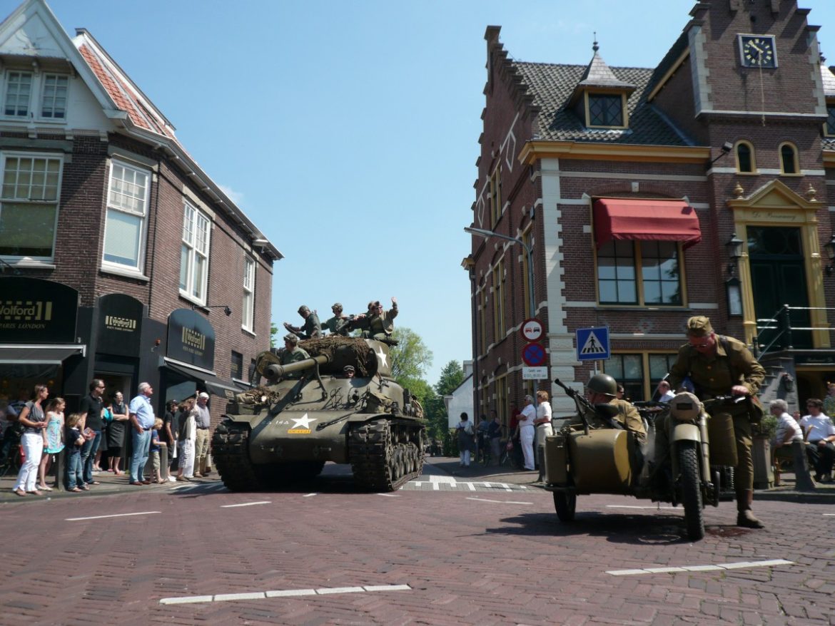 Konvooi Vrij Nederland rijdt op 5 mei door regio en langs verzorgingshuizen