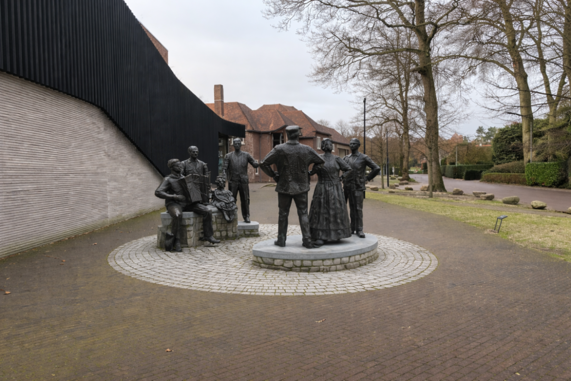 Beeldengroep Klepperman geplaatst voor Singer!