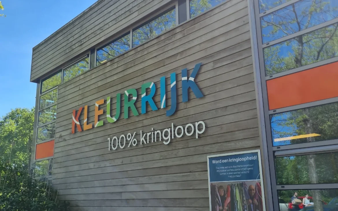 Kleding ruilen bij Kringloop Kleurrijk: duurzaam shoppen in Huizen en Eemnes