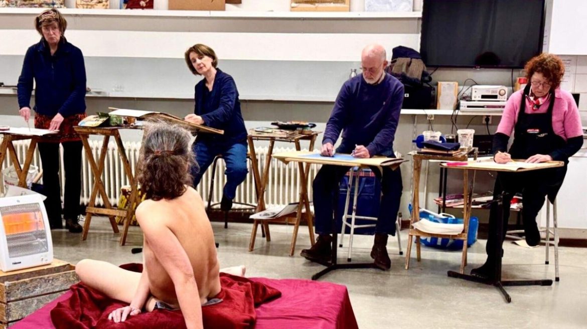 Larense Modeltekenclub Hamdorff bestaat 75 jaar: ’Nooit het model aanraken en gordijnen dicht’