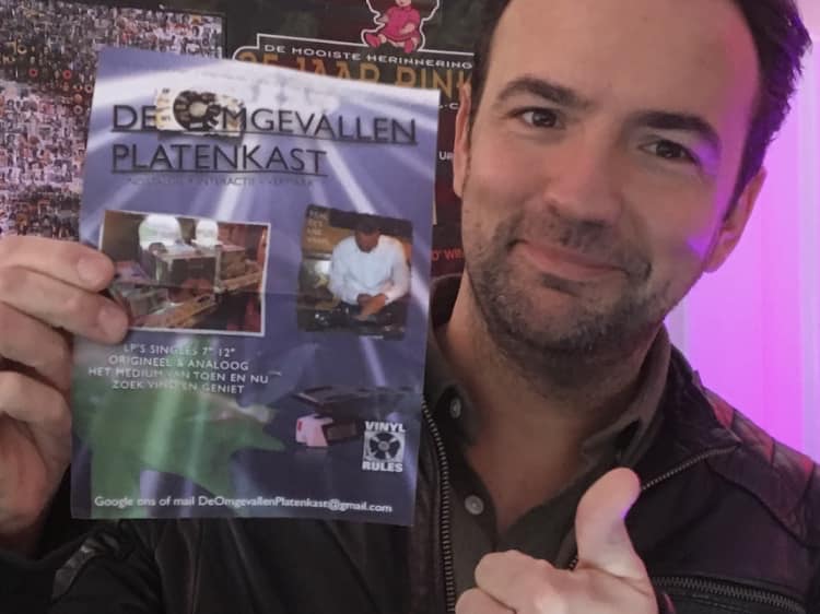 Nieuw!!! Singer borrelt met interactieve Vinyl platen