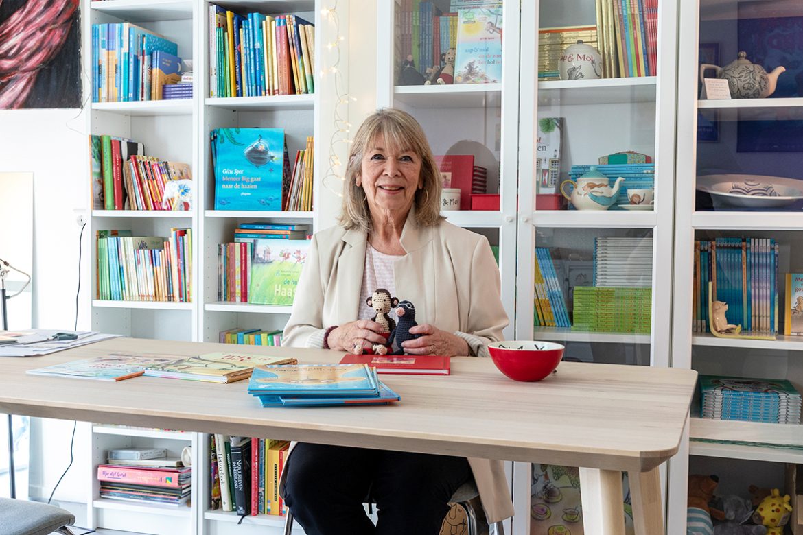 Gitte tekent en signeert…