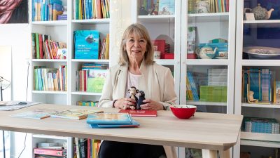 Gitte tekent en signeert…