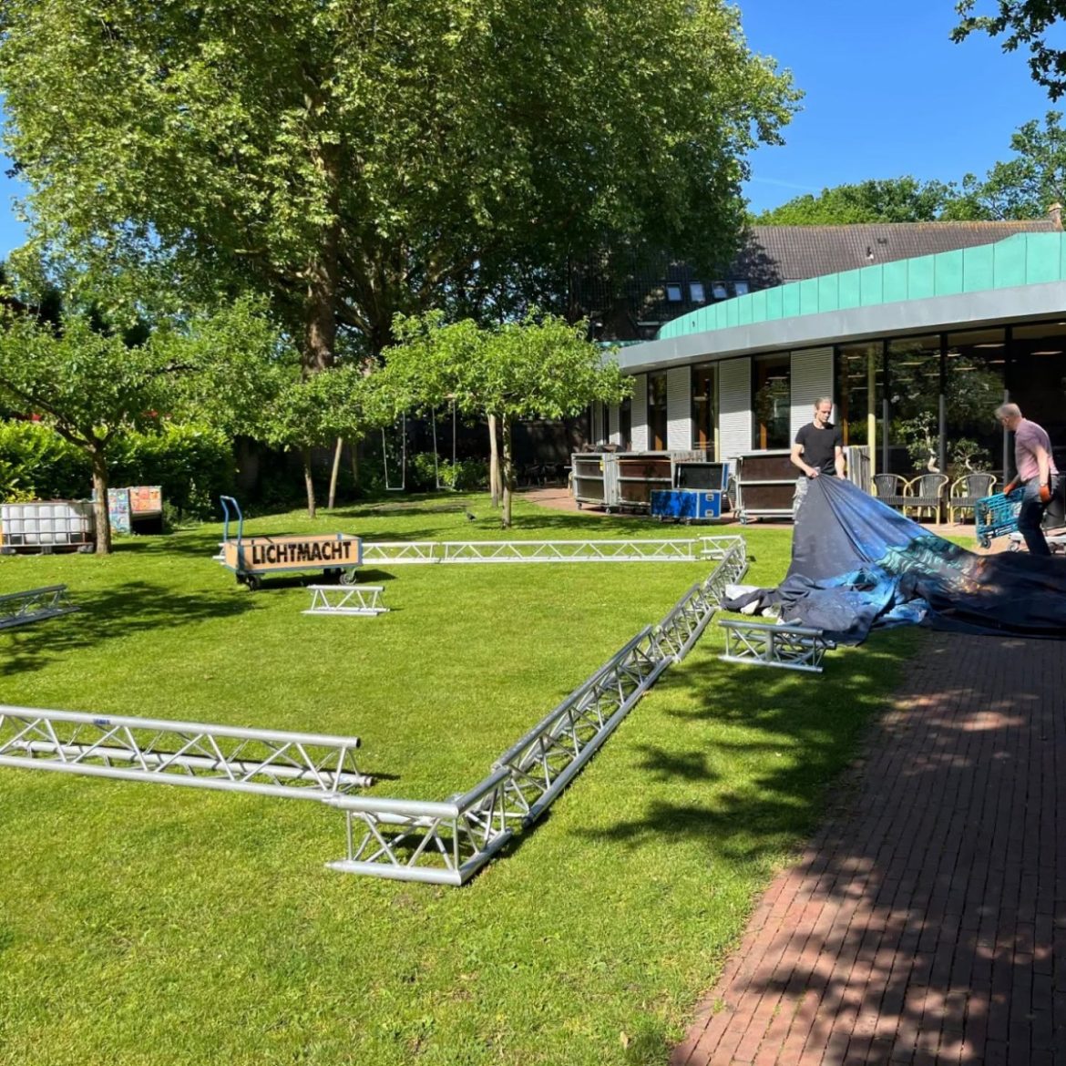 Opbouw muziek- en dansfestival in kloostertuin