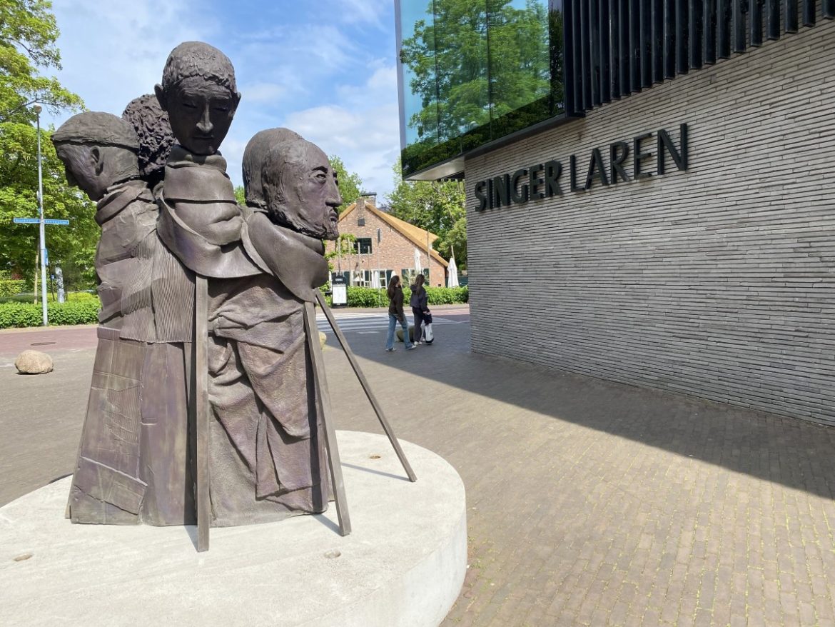 Nieuw bronzenbeeld ‘Rug people’ tijdelijk op Singerplein