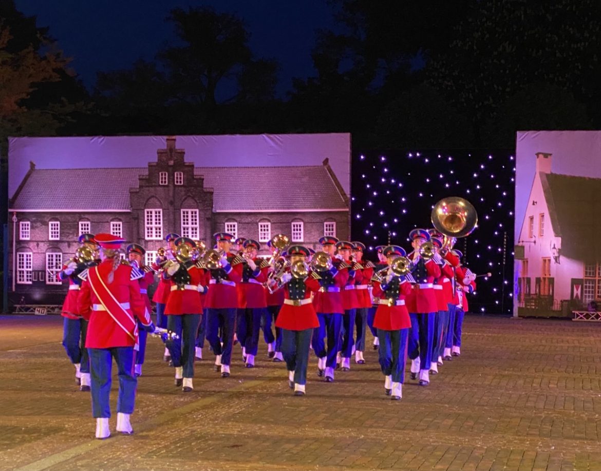 (foto en video) Schitterend muziekfestijn op kermisterrein: 95-jarige MCC brengt spectaculaire Taptoe