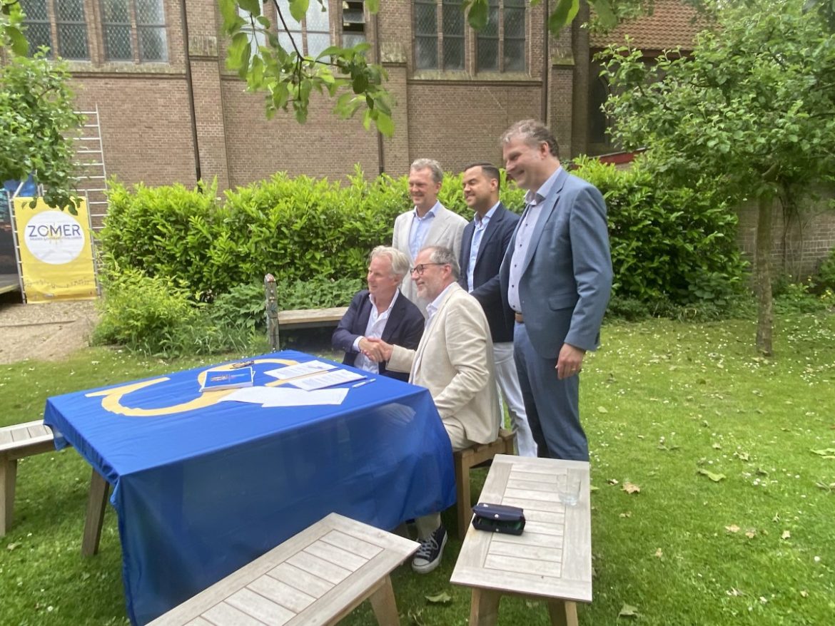 (+fotorepo). VVD en Larens Behoud sluiten akkoord: sterke samenleving, weerbaar dorp