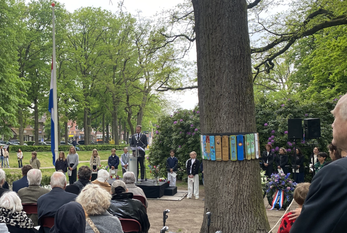 Indrukwekkende Dodenherdenking op de Brink