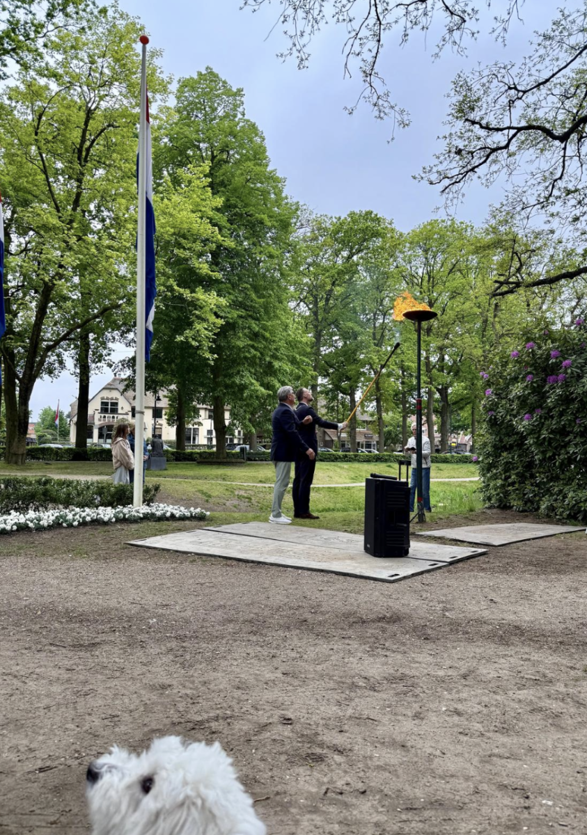 Burgemeester ontsteekt bevrijdingsvuur op de Brink