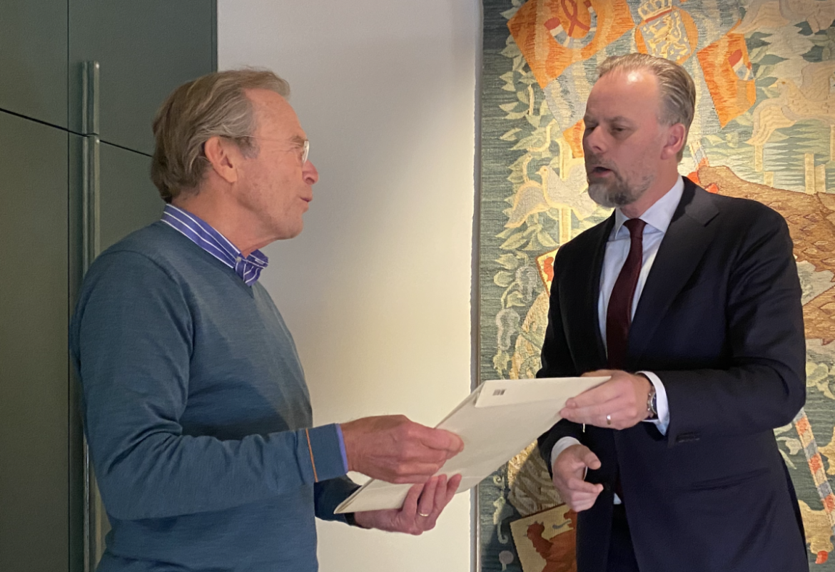 Gijsbert van den Brink van het Comité Behoud Johanneskerk biedt petitie aan