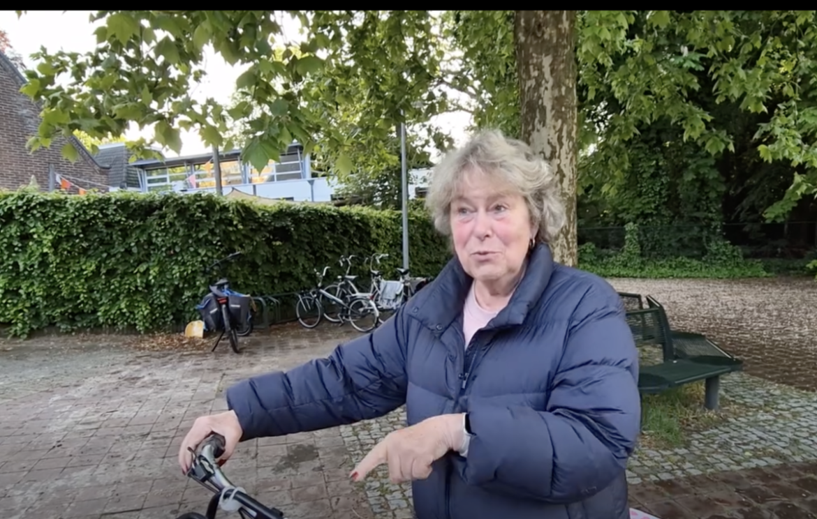Violet Falkenburg presenteert het Muziek- en Dansfestival in de kloostertuin van het Brinkhuis
