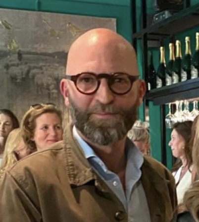 Larense ondernemers overhandigen petitie tegen OZB-verhoging aan burgemeester Robert van Rijn. ’Wat is Laren zonder haar bloeiende middenstand?’