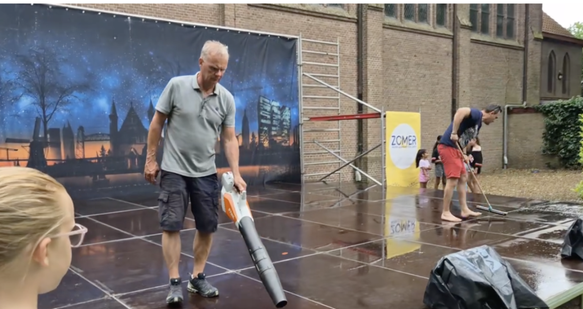Muziek- en Dansfestival; Natte spelbreker… gelukkig dansen  prinsesjes op het droge! ( zie repo)
