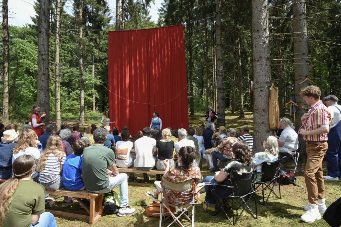 Theatermakers laten zich in Pinksterweekend inspireren door thema ‘zwerm’: Vuurol stevent af op topeditie