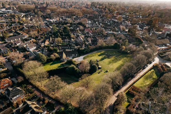 Grasveld met boerderij in hartje Laren`; 6,5 miljoen euro!